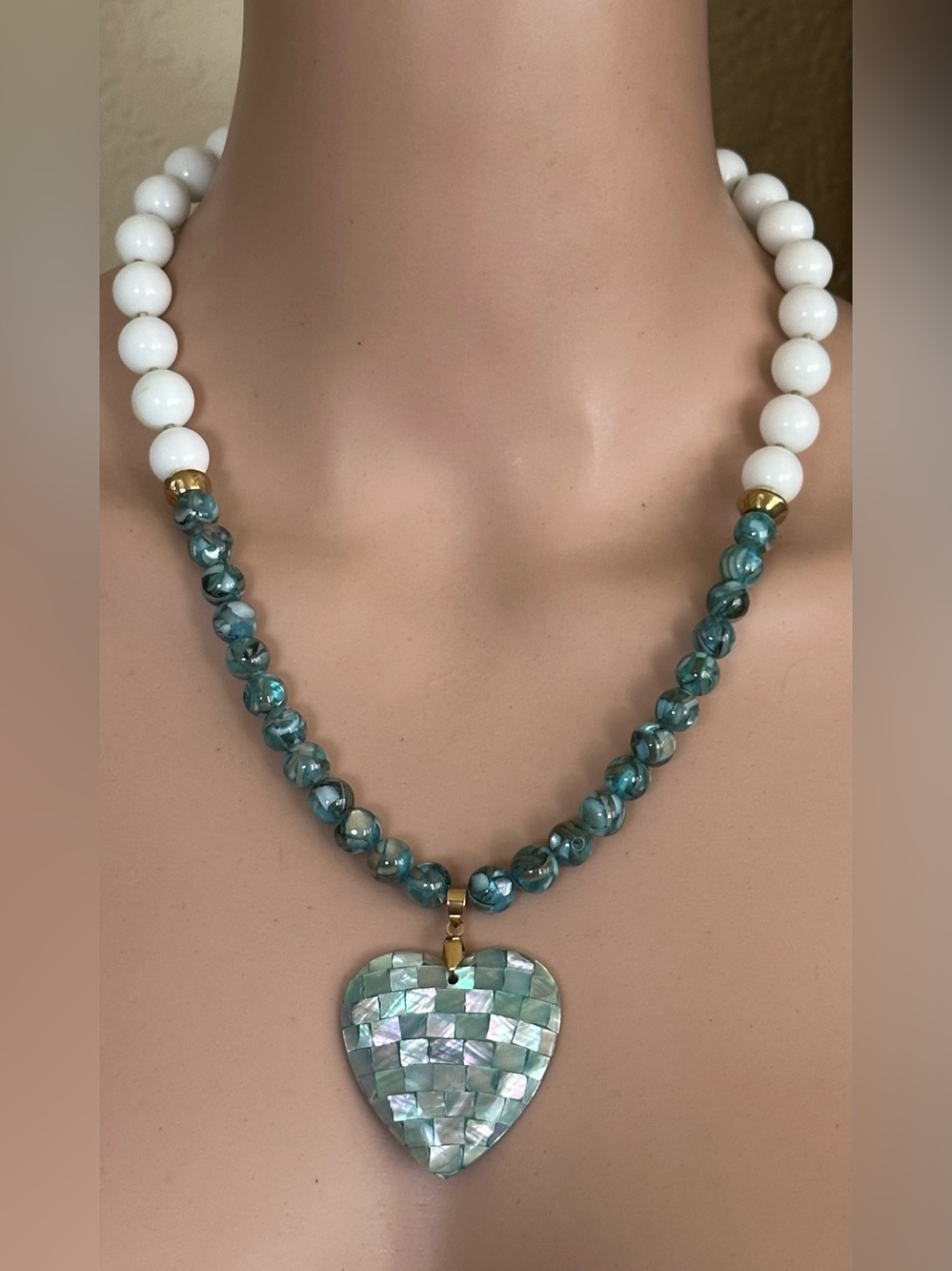 Beautiful 22-1/2 inch Jade and Shell bead necklace NWOT